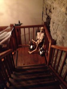 Skeleton on stairs down to the tavern.